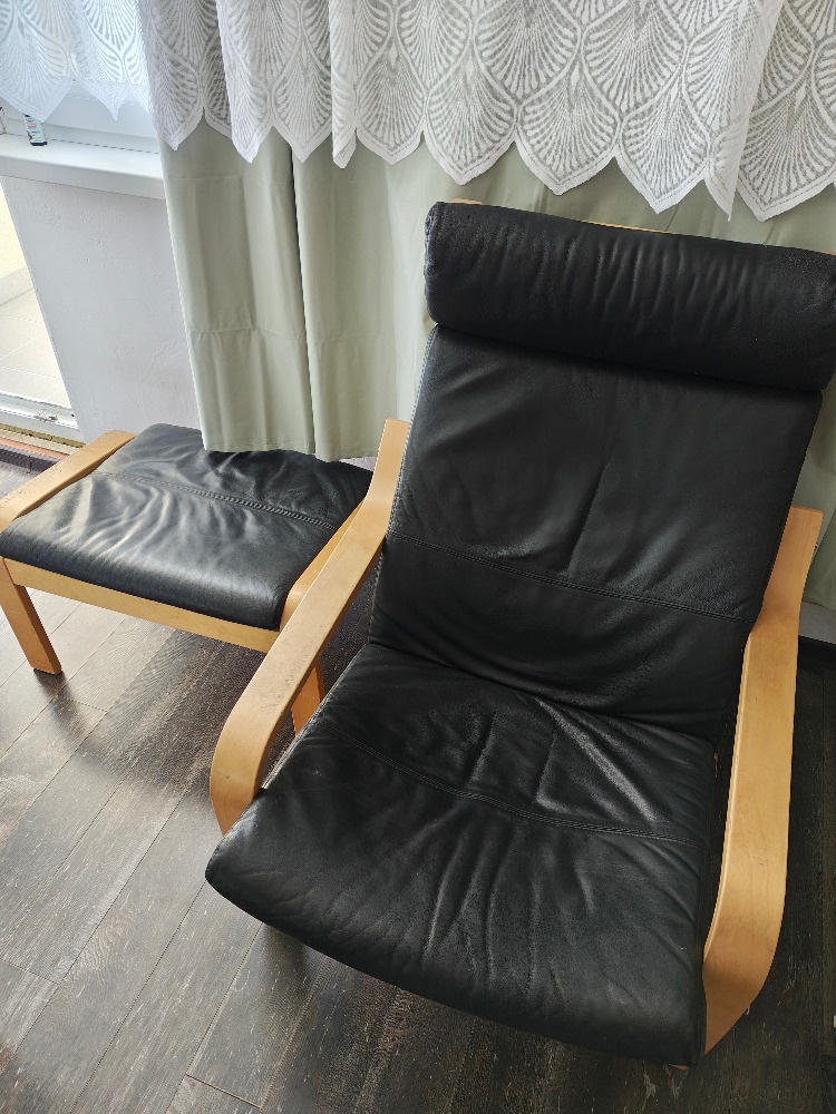 Kožené křeslo poang s podnožkou Ikea