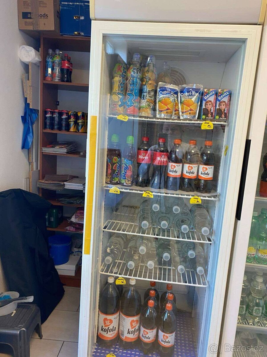 Použitá velká lednice s průhledným sklem