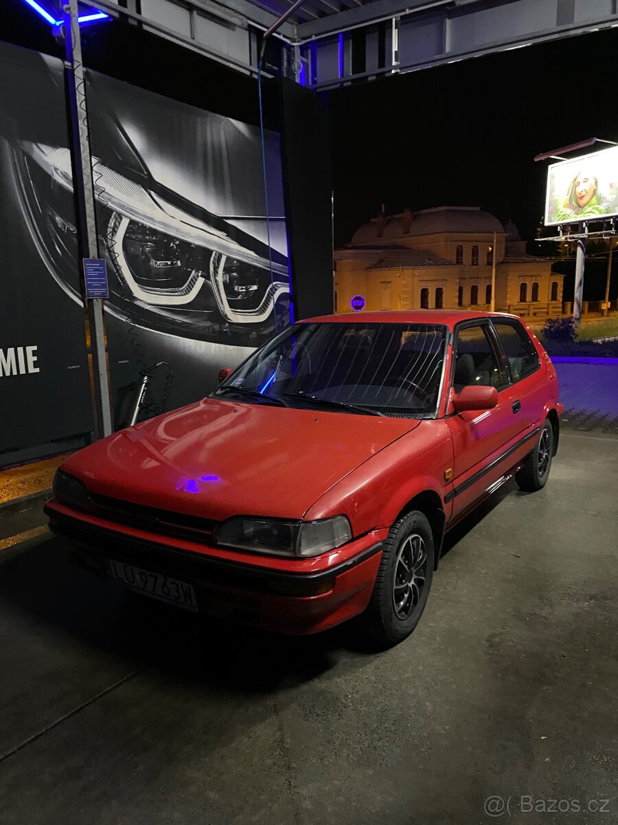 Poptávám různé díly Toyota corolla E9