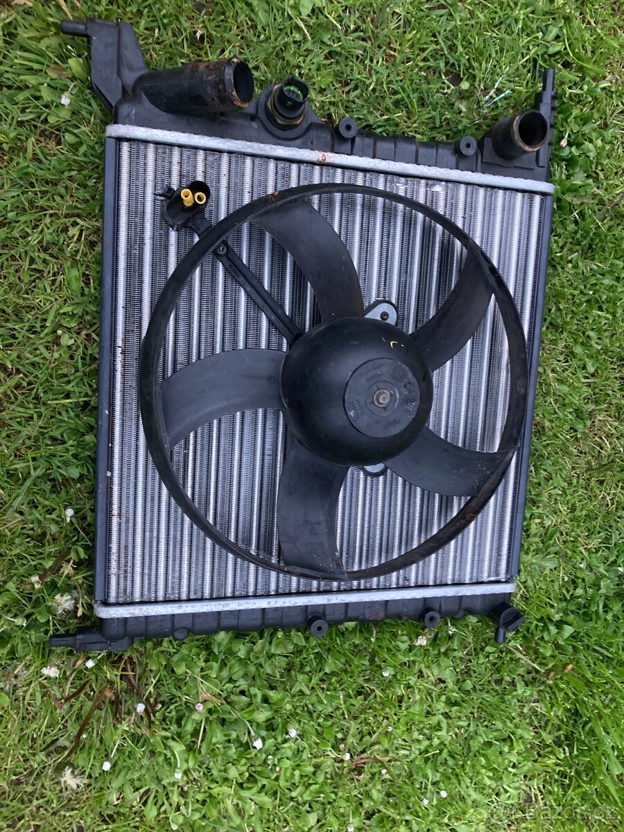 Chladič nový Clio 1 rok 1993 včetně sahary a čidla