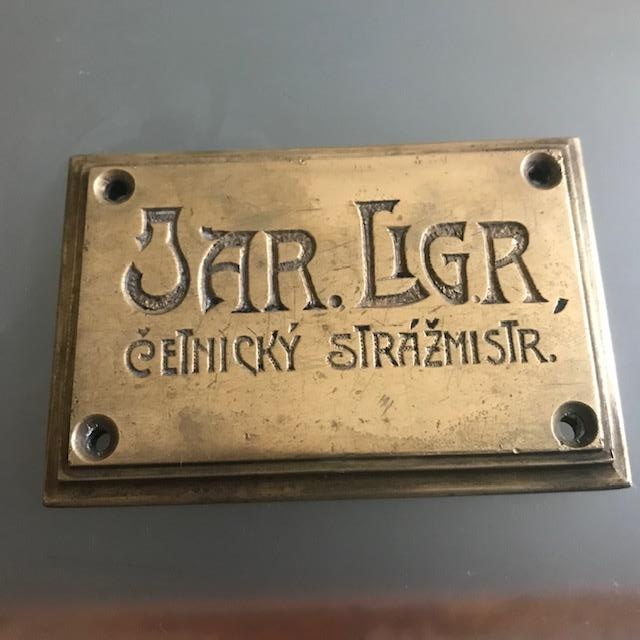 Prvorepubliková mosazná jmenovka