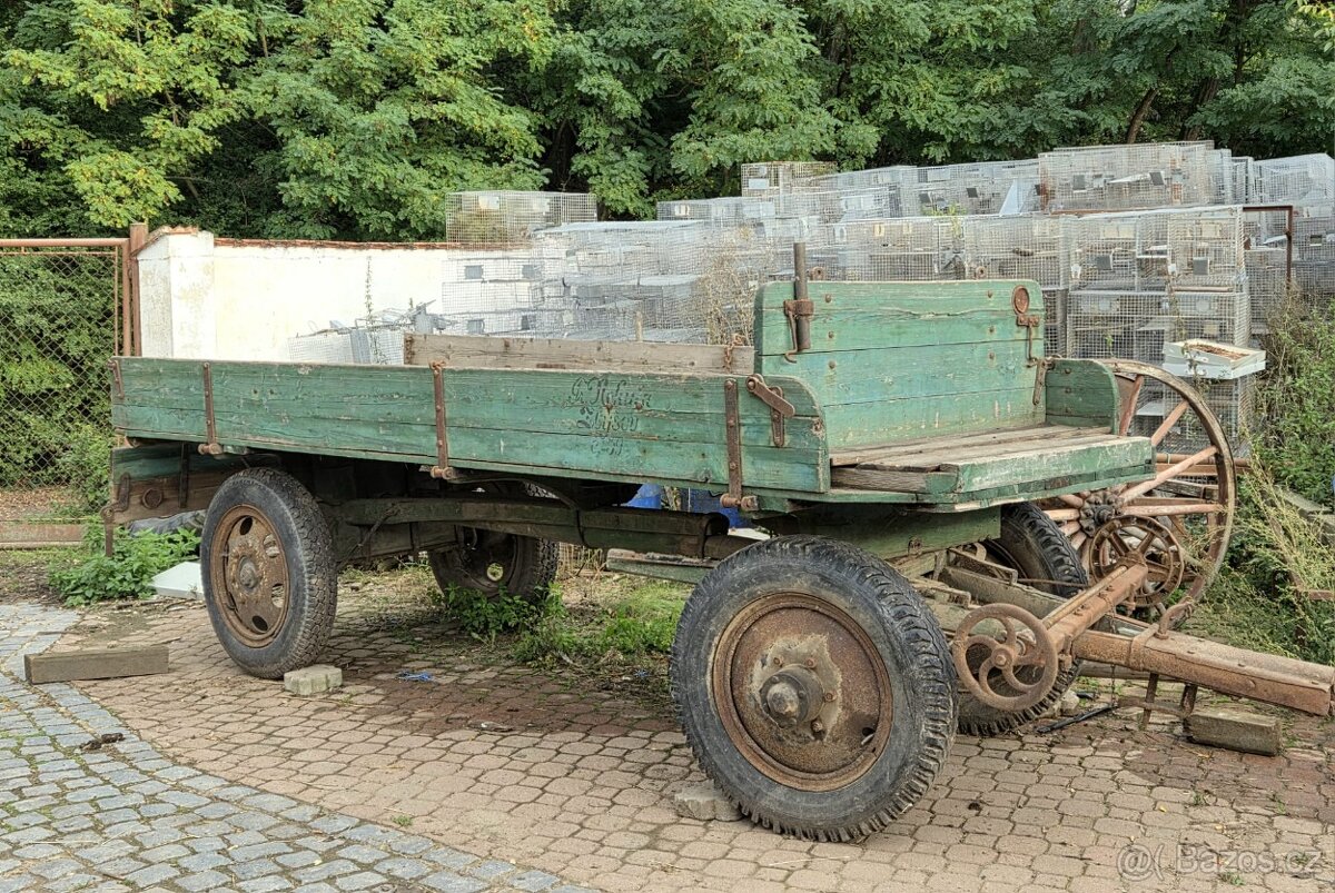 Vůz za koně i traktor