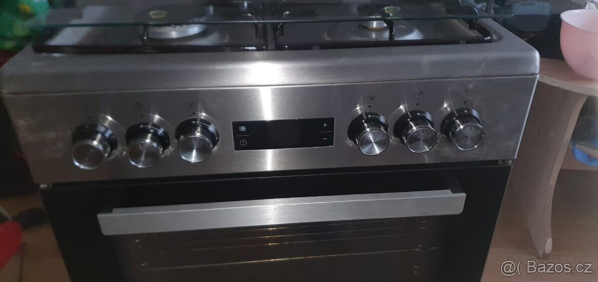 Plynový sporák s elektrickou troubou