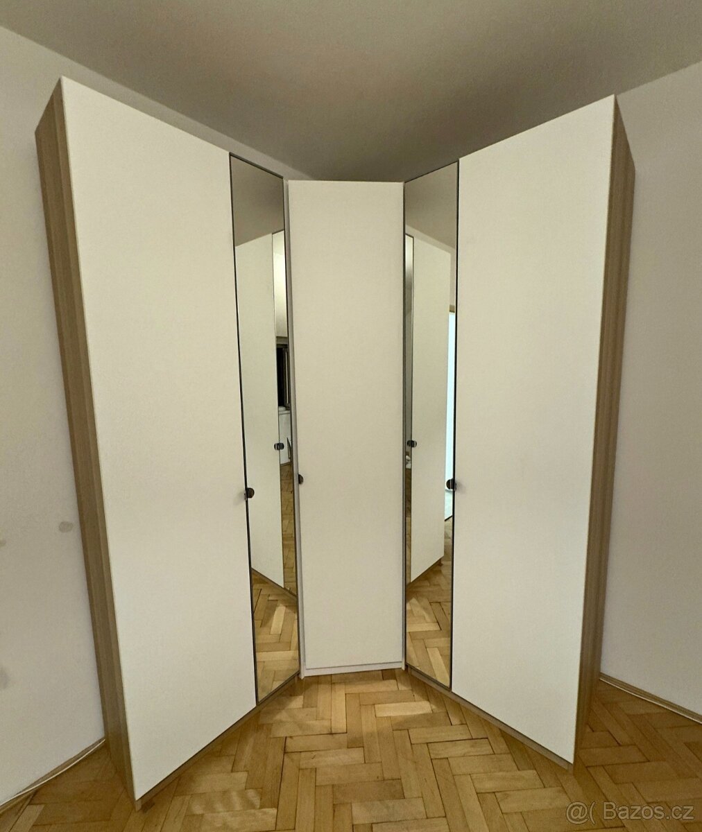 Prodám rohovou šatní skříň PAX
