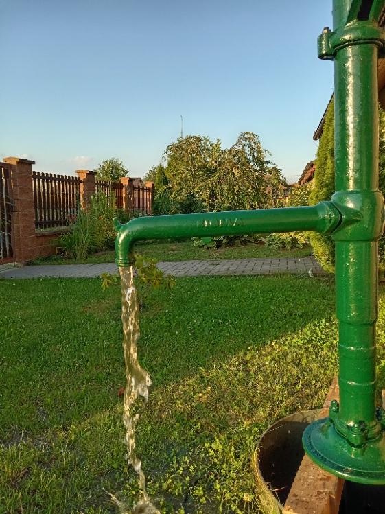 Historická ruční pumpa na vodu funkční