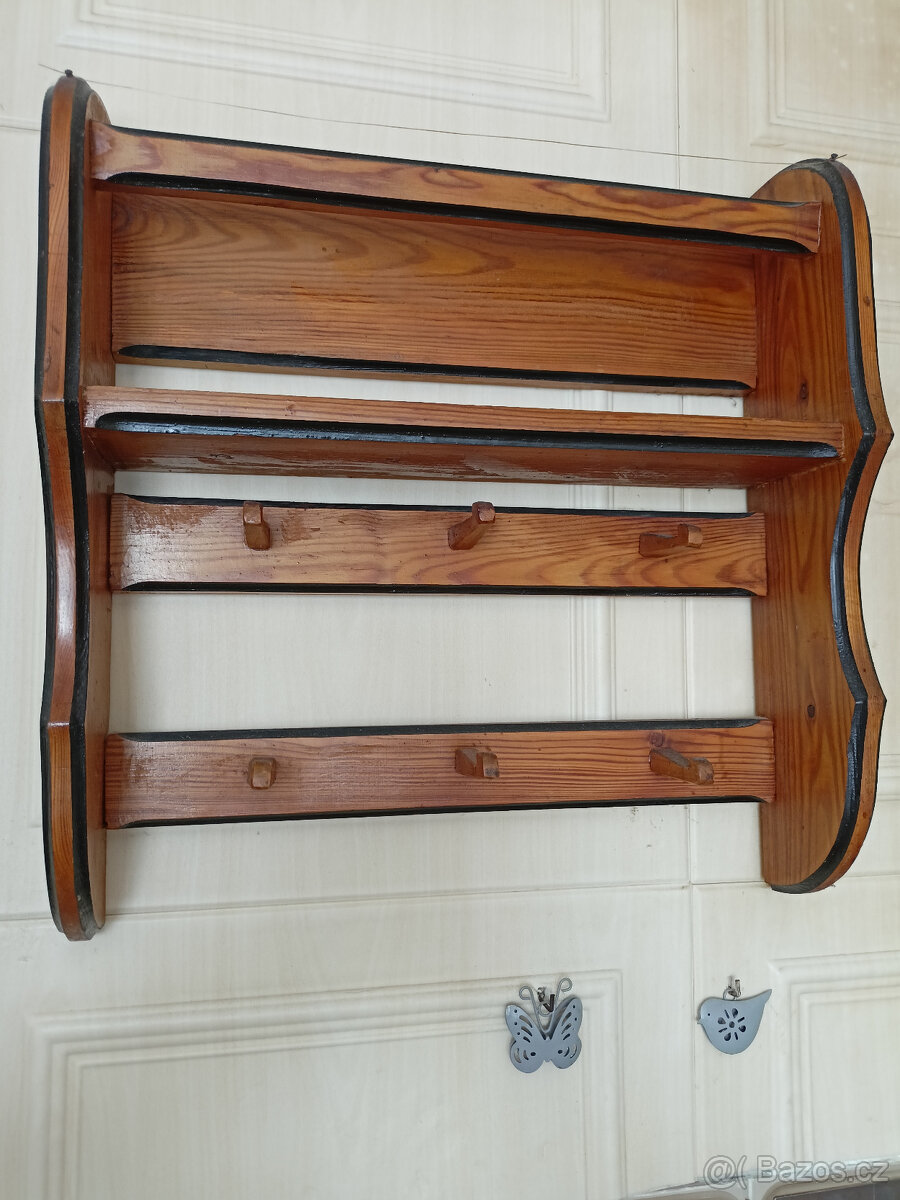 dřevěná retro polička na talíře a hrnečky