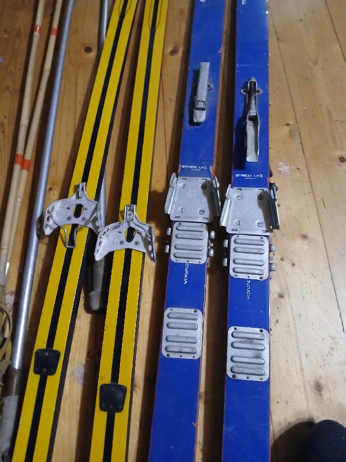 Staré lyže, hůlky