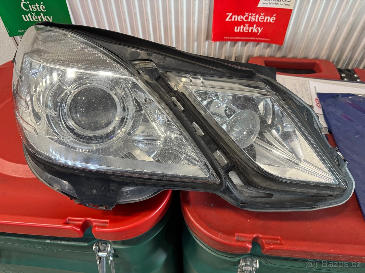 Přední světlomet Mercedes W212 Pravý