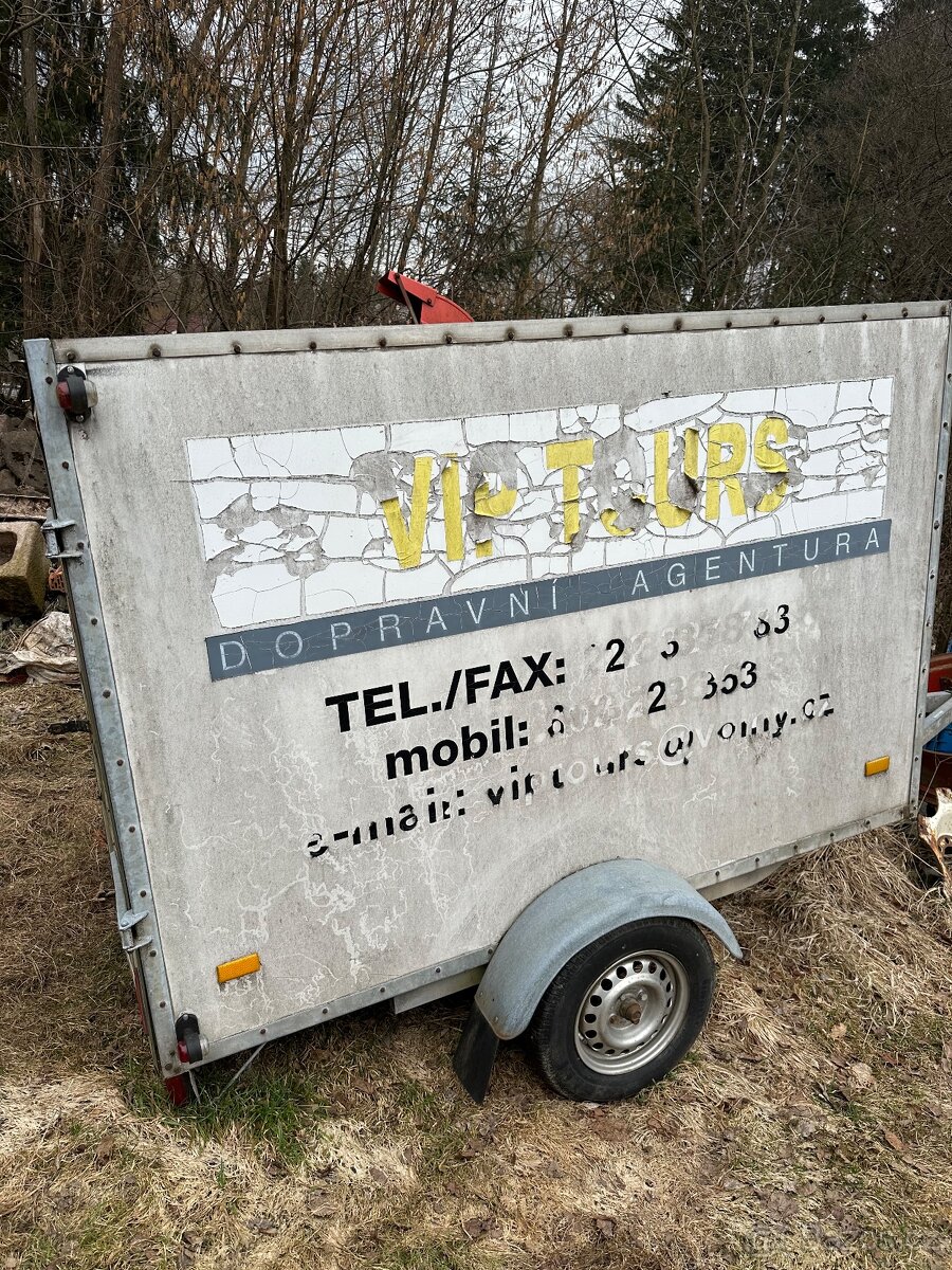 Skříňový přívěsný vozík