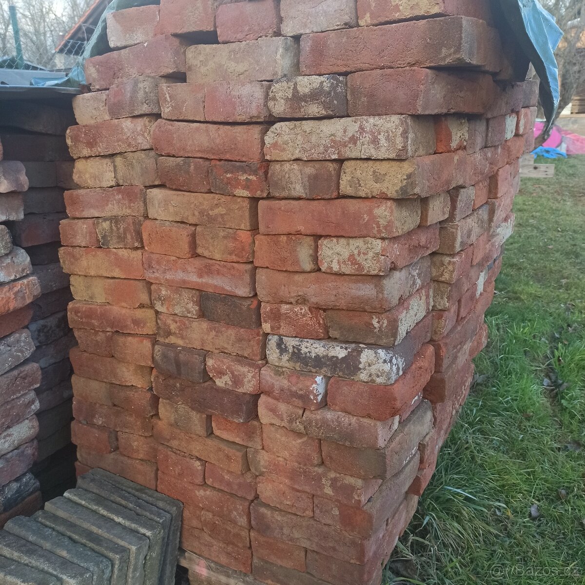 Zadáno  Nabízím staré plné očištěné cihly