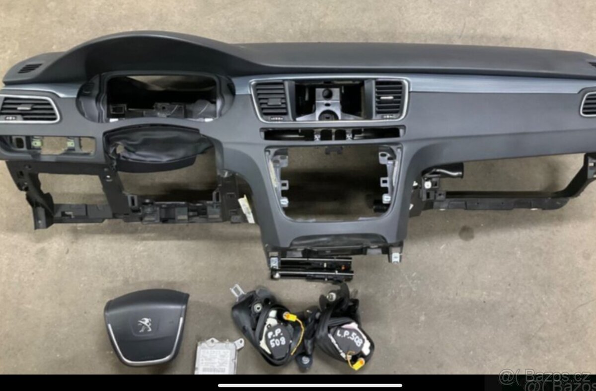 Peugeot 508 - sada airbagu.  Model 2014