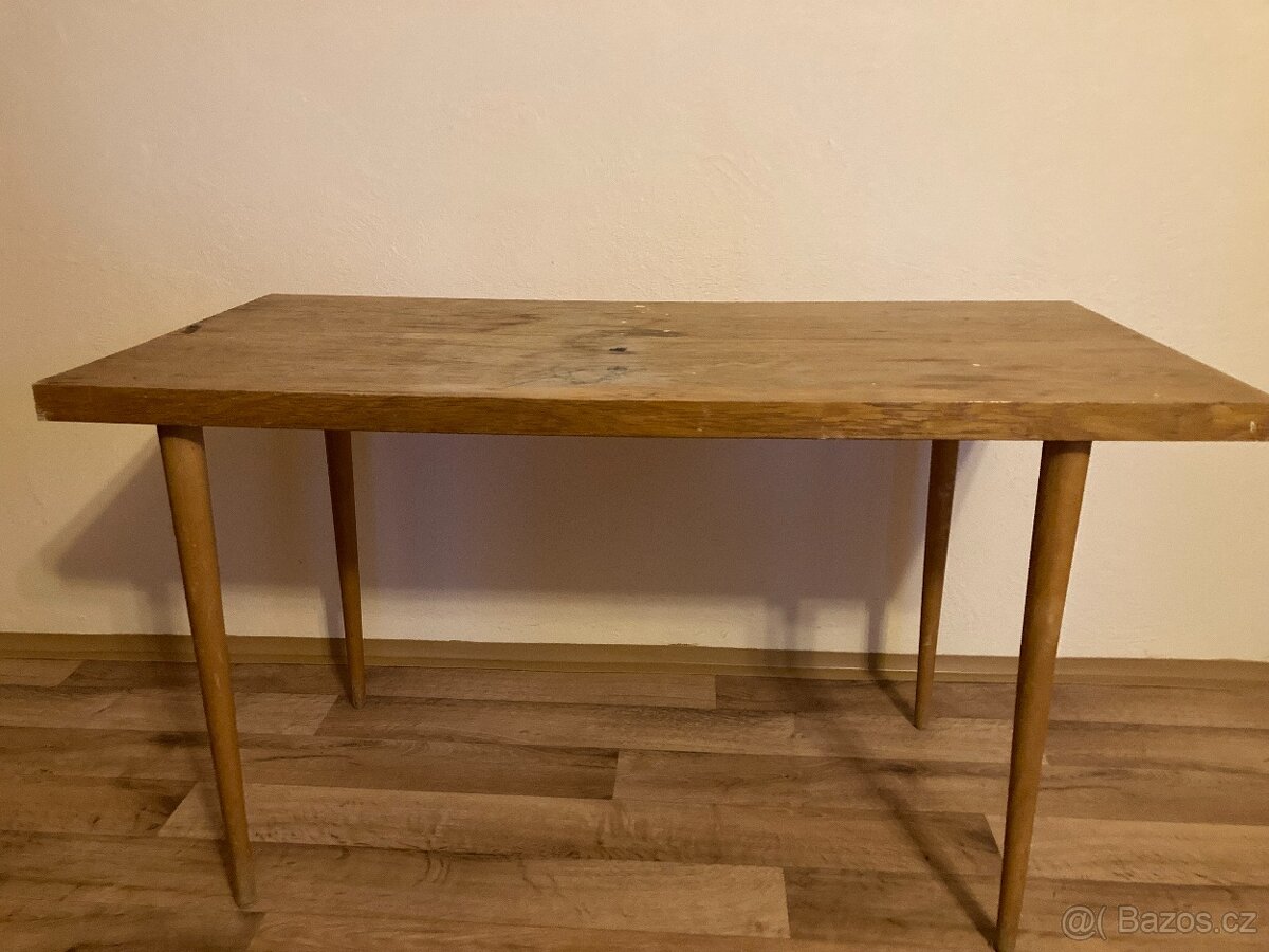Světlý dýhový nižší stolek / deska povrchově poškozena