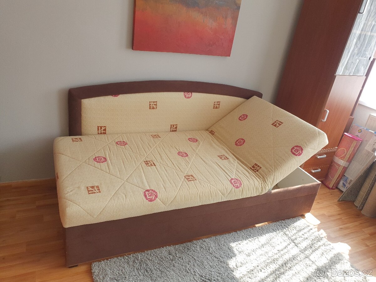 Válenda s úložním prostorem