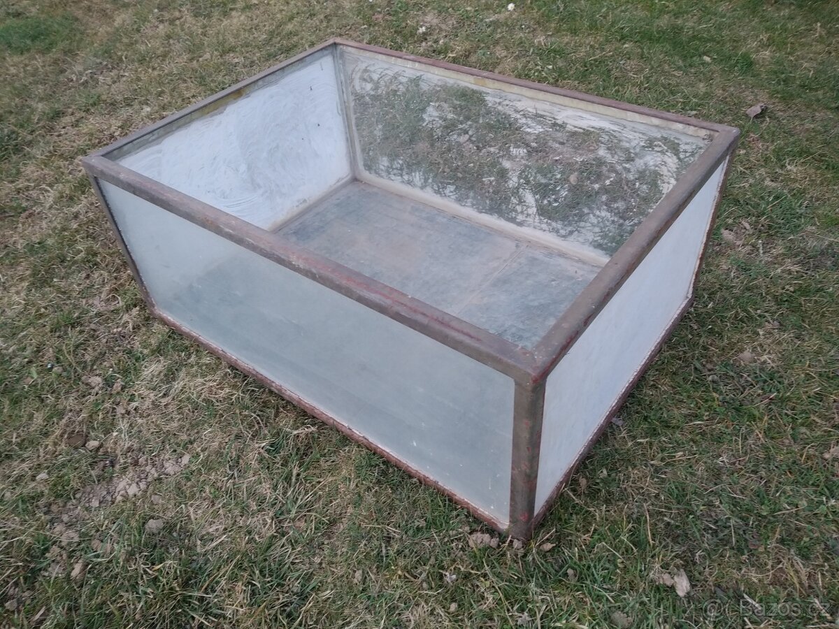 malý skleník na balkon