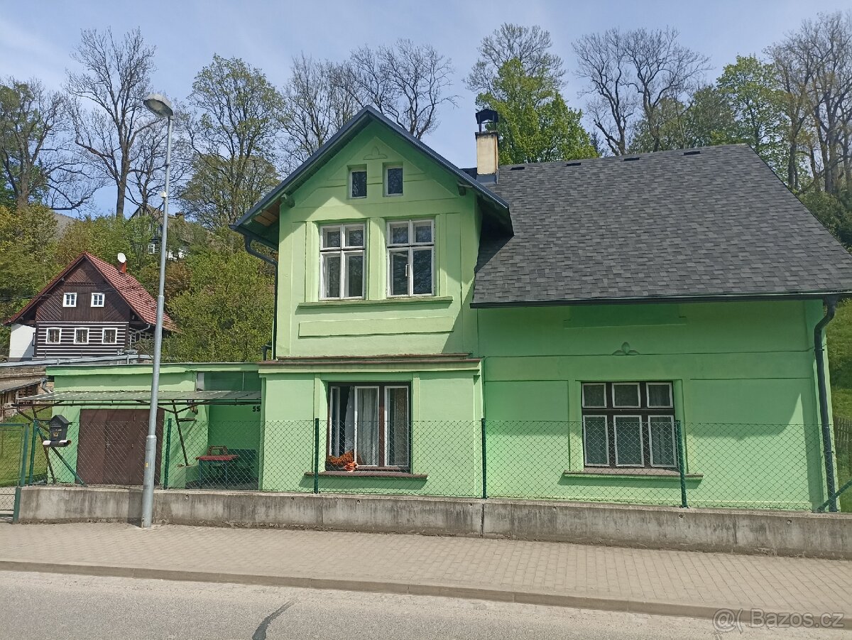 Dům se nachází v centru malebné obce Česká Metuje.