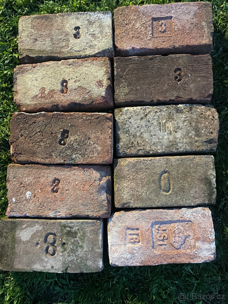 Staré cejchované pálené cihly zvonivky se znakem