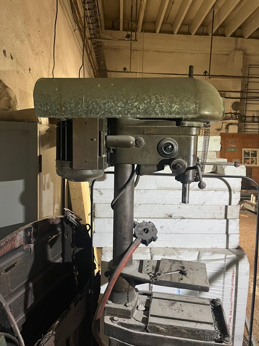 🔧 Stojanová / stolní vrtačka – typ V20A, rok výroby 1957