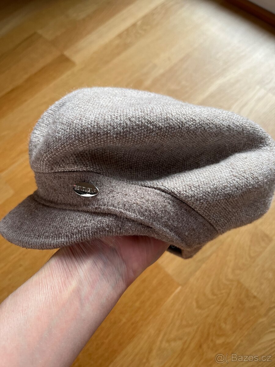 Zimní čepice s kšiltem