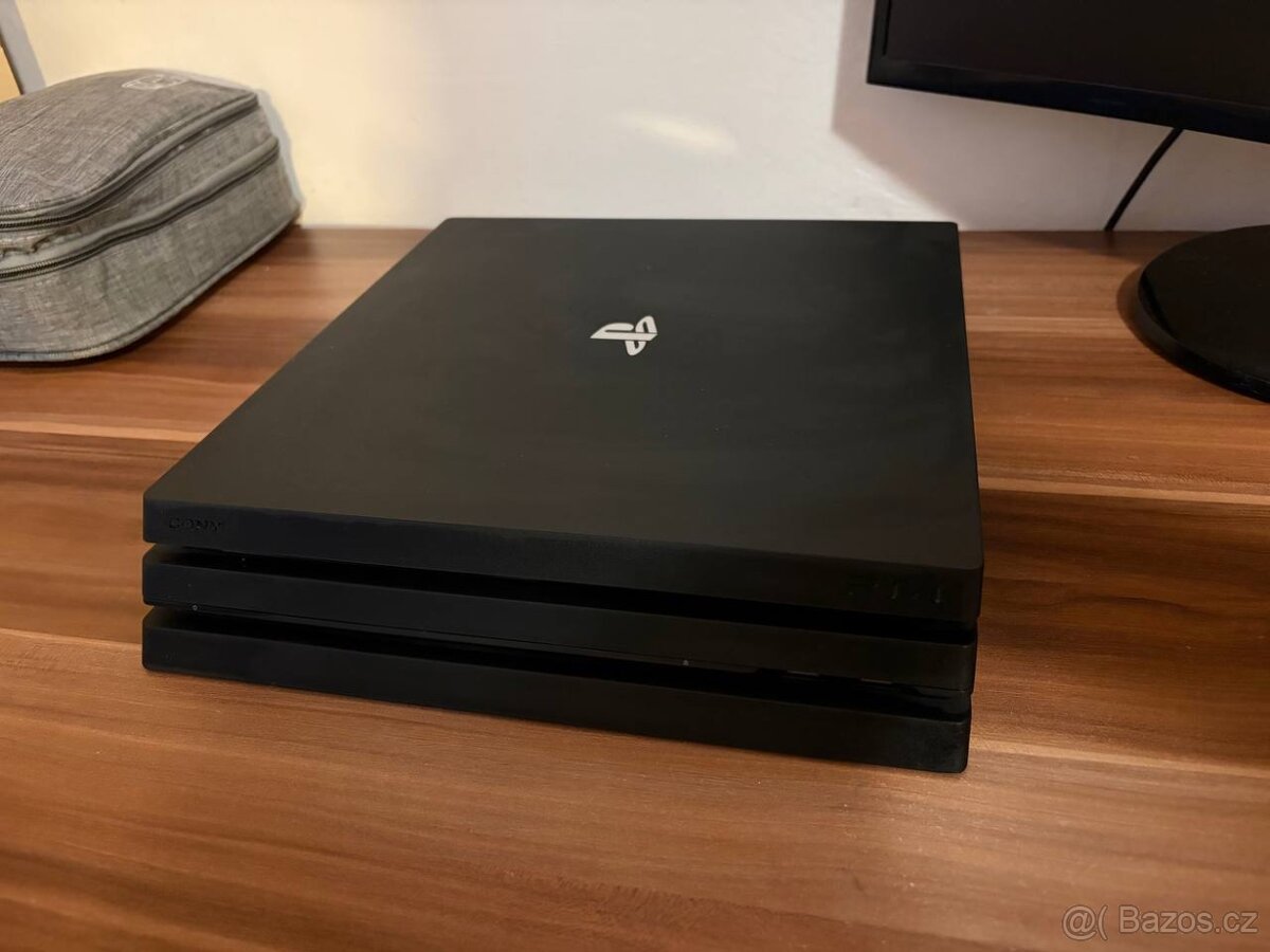 PlayStation 4 Pro (PS4 Pro) 1 TB + 2× ovladač + dokovací sta