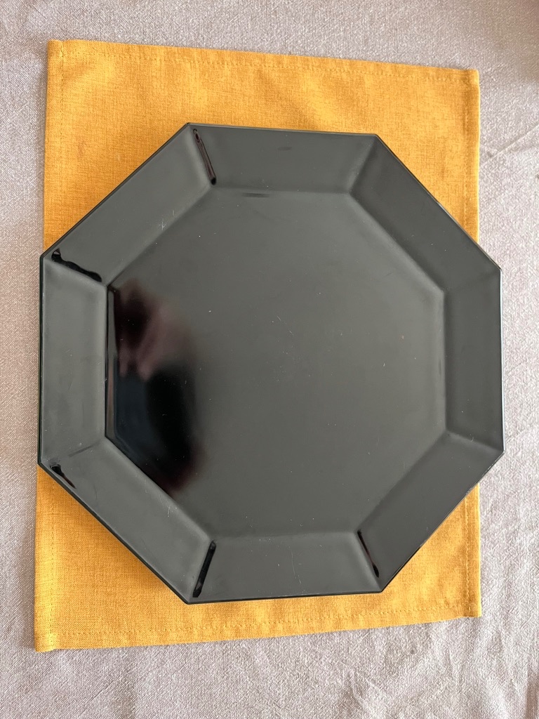 černý tác osmihranný