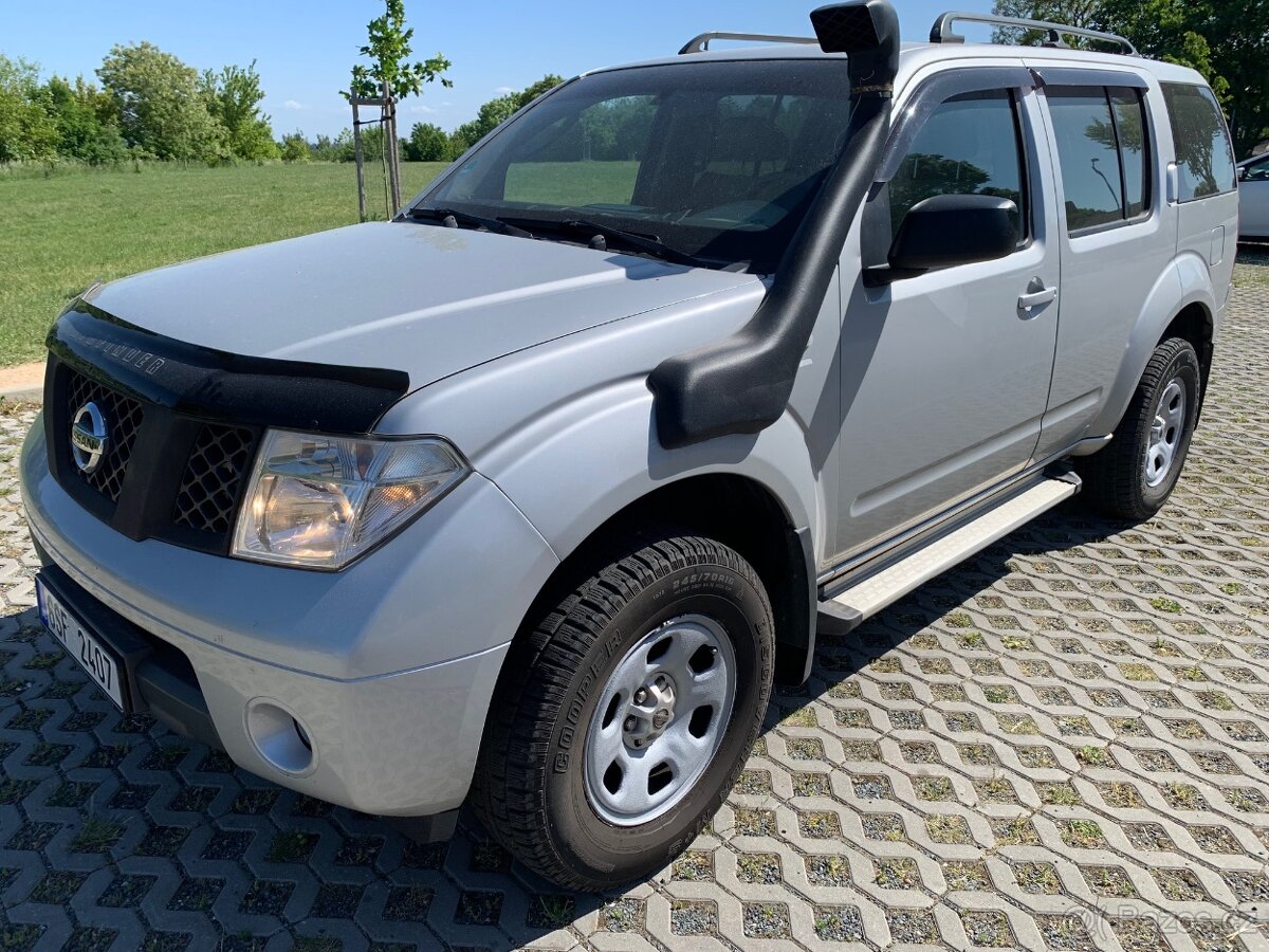 Nisan Pathfinder 4x4 nafta,7 míst