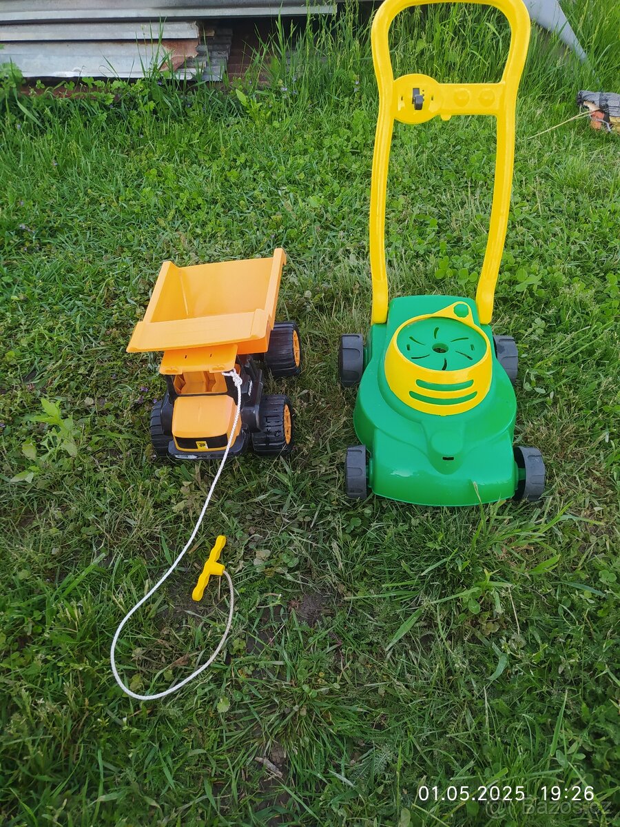 Dětská sekačka a autíčko