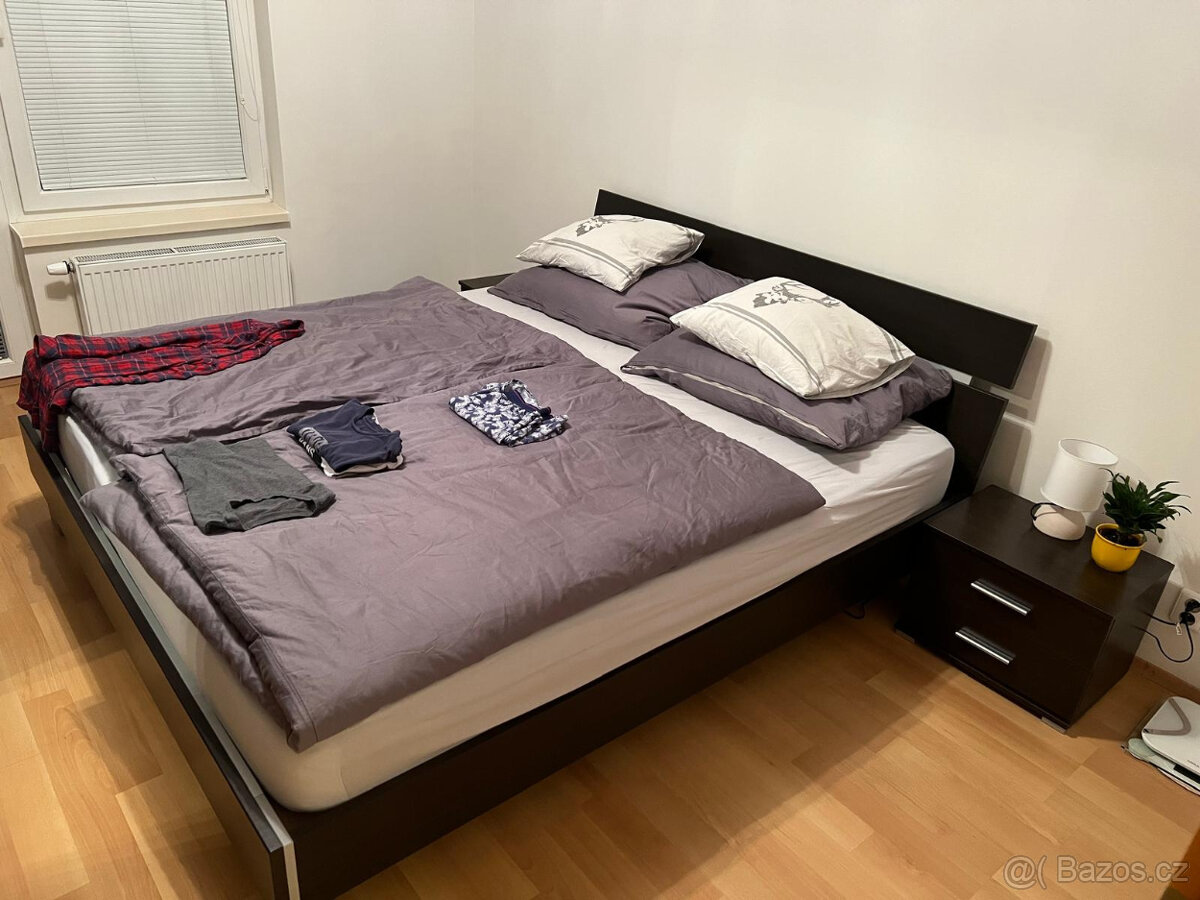 Postel, šatní skříň, noční stolky.