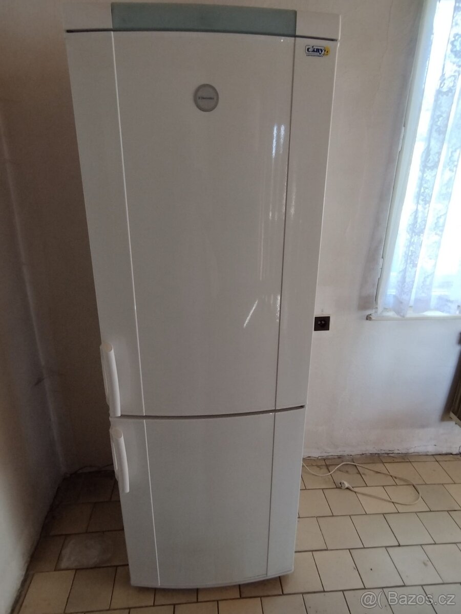 Lednice s mrazákem zanussi