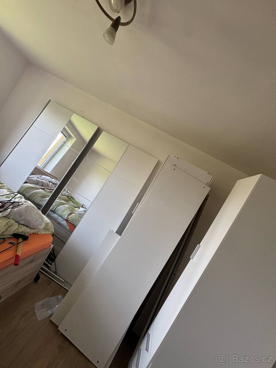 Krásná zánovní ložnicová skříň se zrcadly