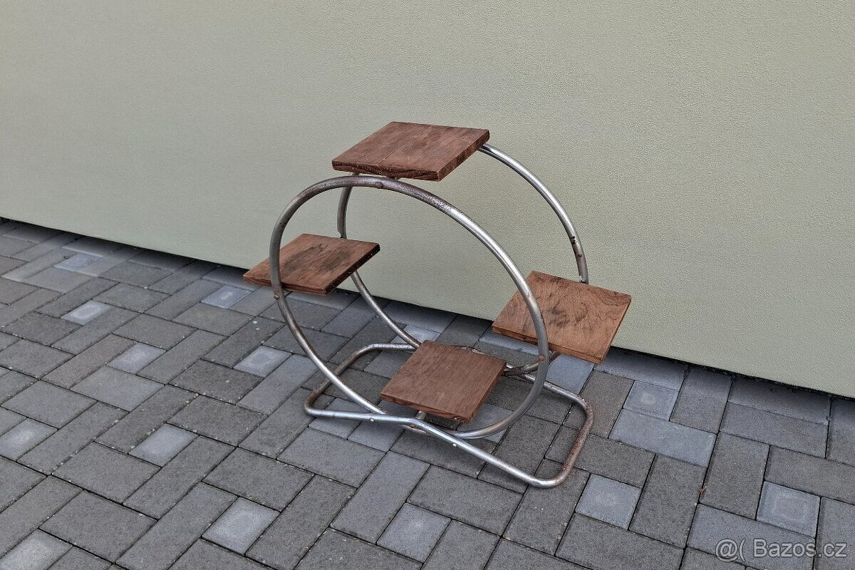 Funkcionalistický chromovaný stojan na květy