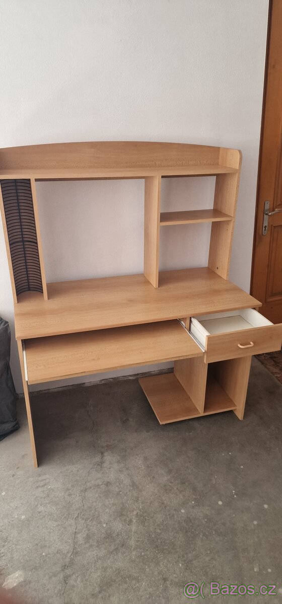 Prodej psacího stolu, možno i stůl k PC