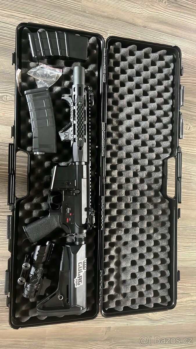 Airsoftová zbraň AR-15 s příslušenstvím