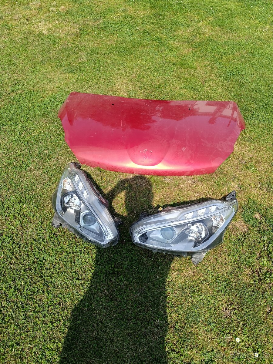 Peugeot 208 kapota a světlomety