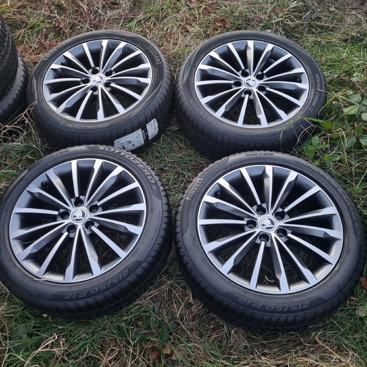 Karoq sada R18 Trinity antracit