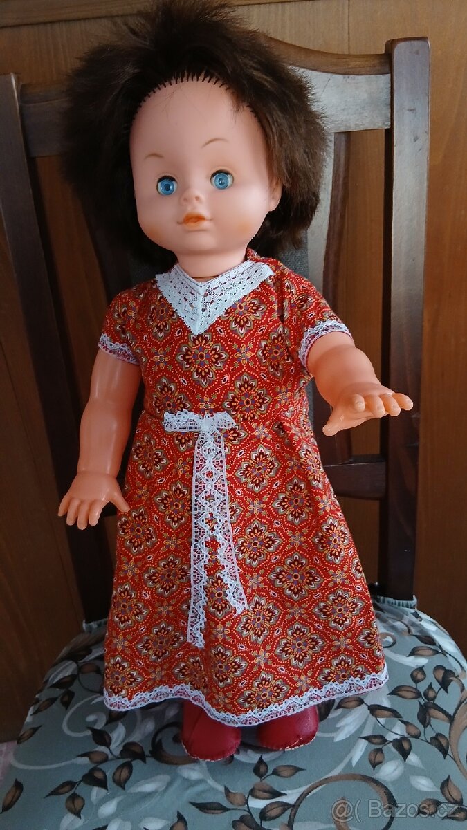 Retro chodička panenka při chůzi otáčí hlavou