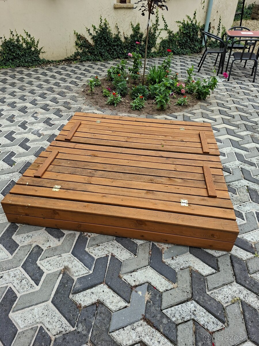 Pískoviště pro děti s lavičkami