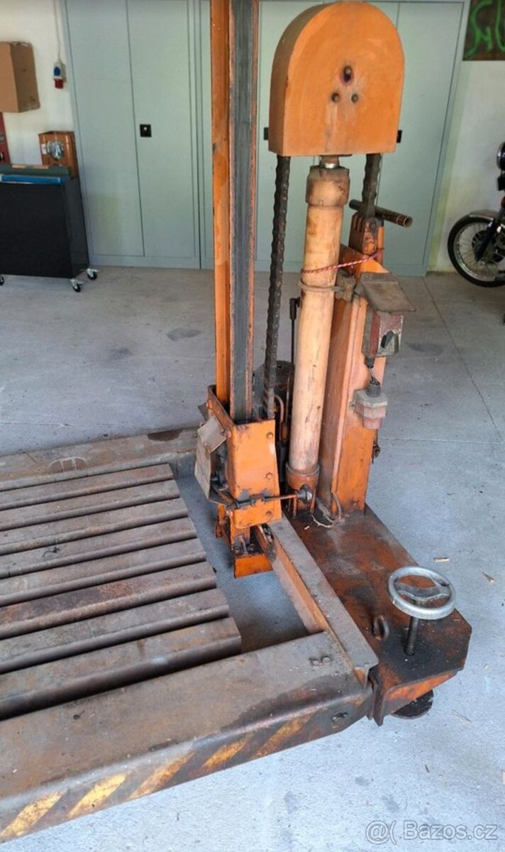 Nemecky nůžkový 2T hydraulicky zvedák DDR