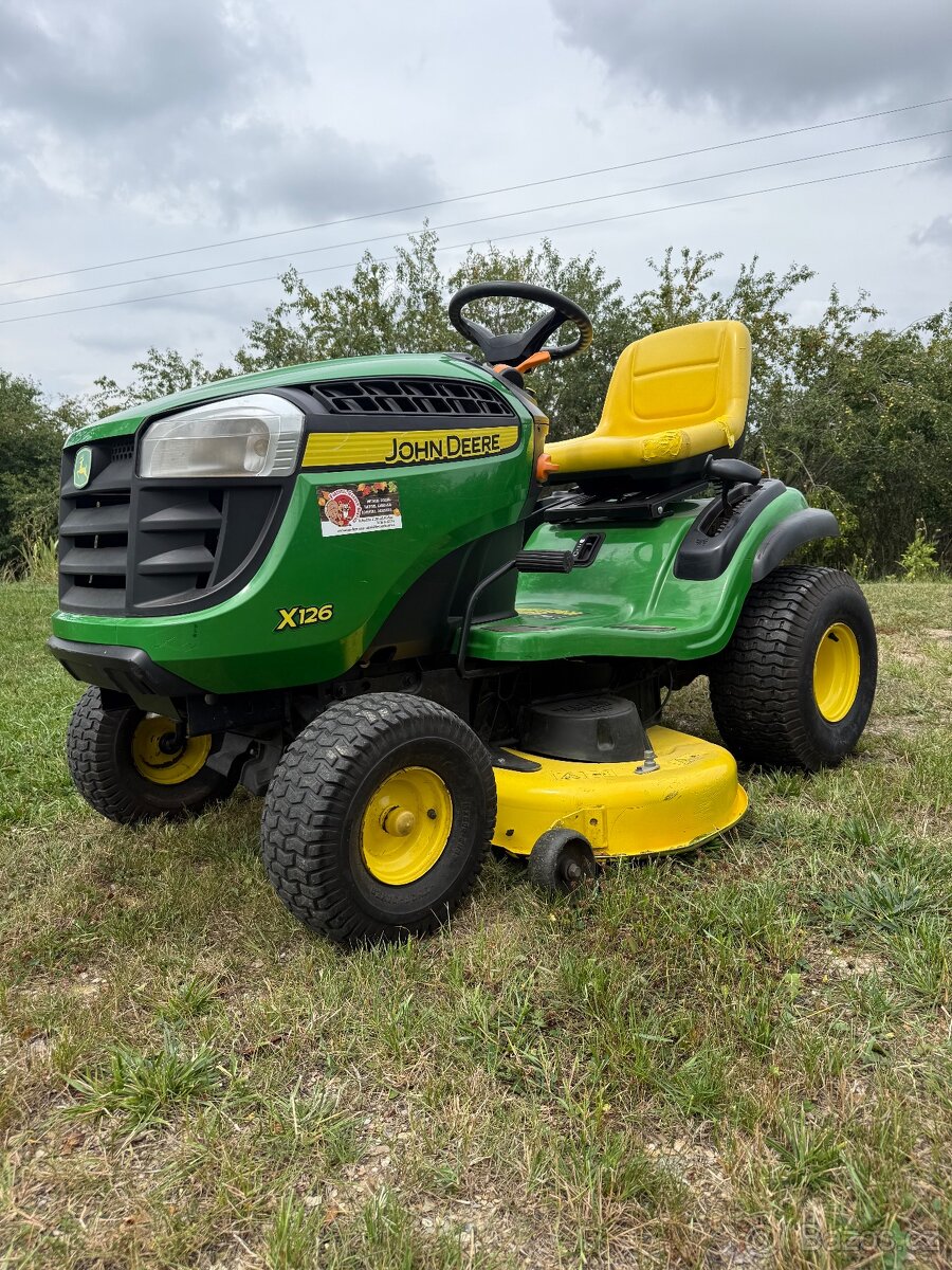 Zahradní traktor John Deere x126