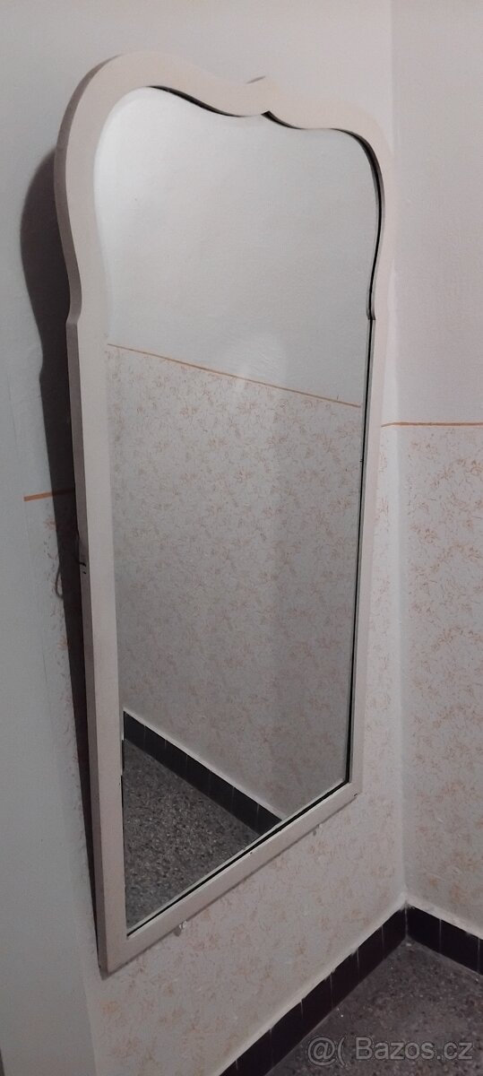 velké nástěnné zrcadlo bílý dřevěný rám