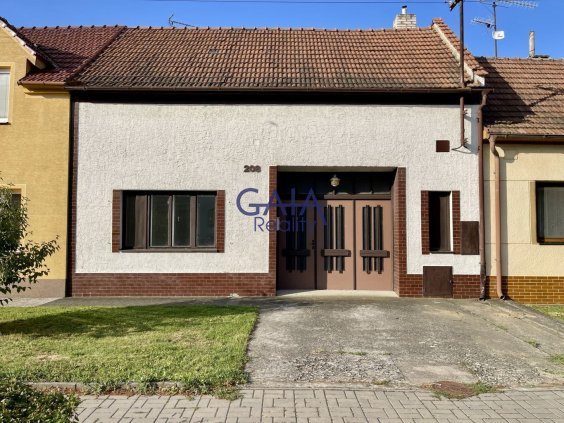 Louka - Rodinný dům k rekonstrukci na úpatí Bílých Karpat -