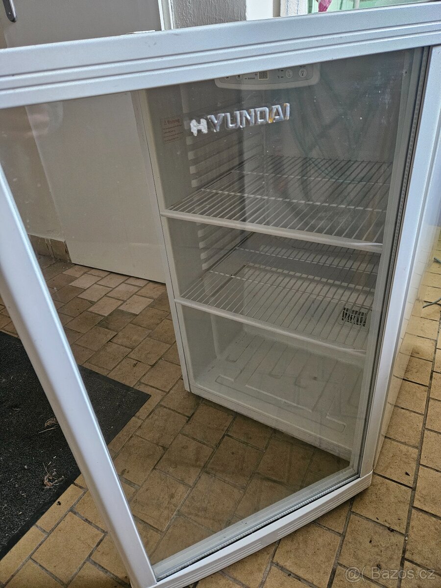 Prosklená malá lednice