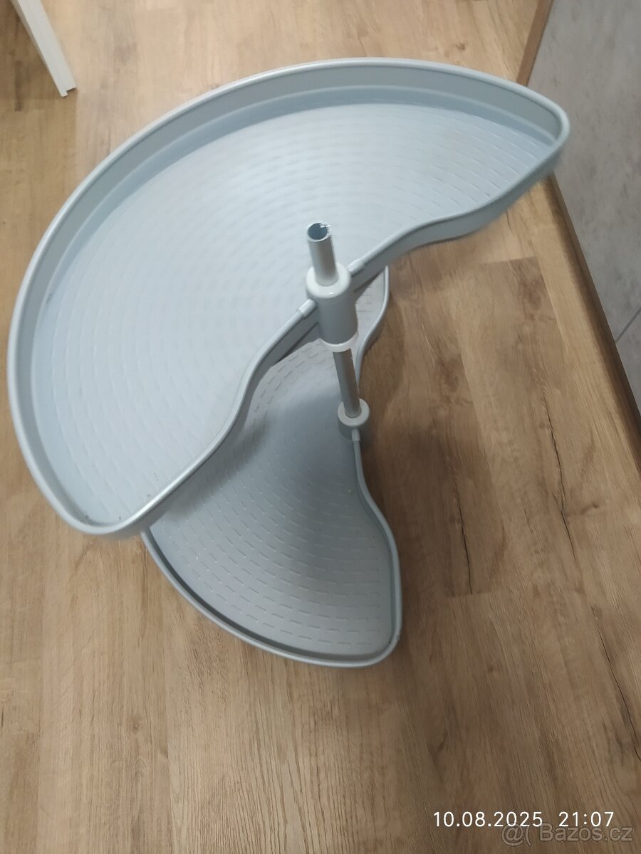 Otočné police do kuchyňské linky