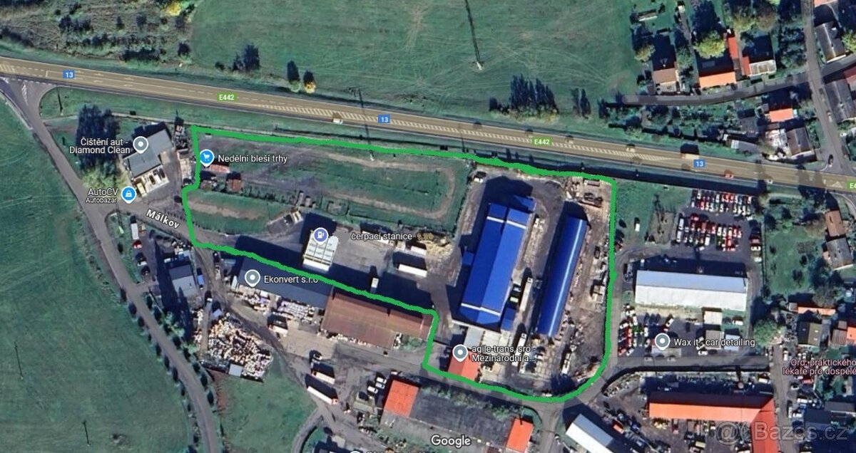 Areál, haly, sklady, výroba, garáže a zázemí.