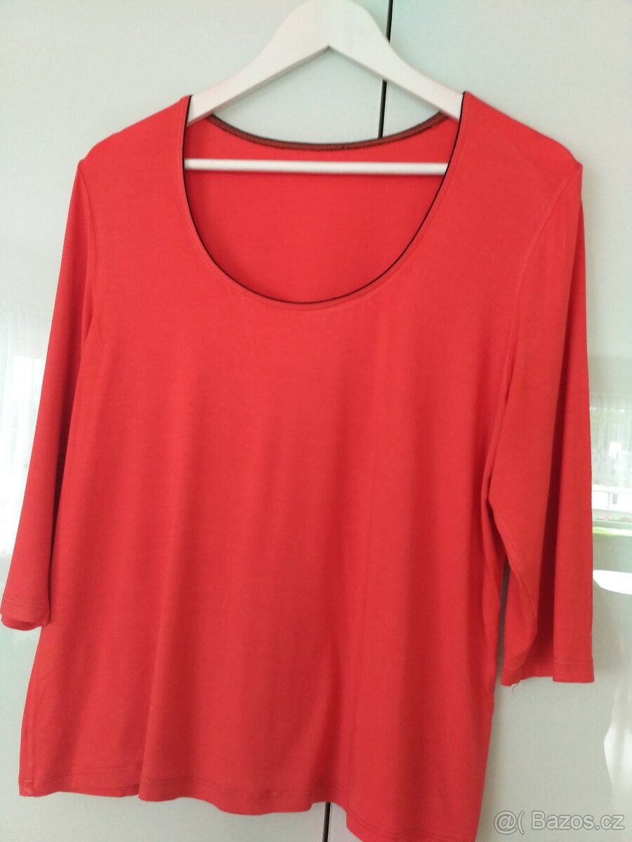 Halenka s hlubokým kulatým výstřihem