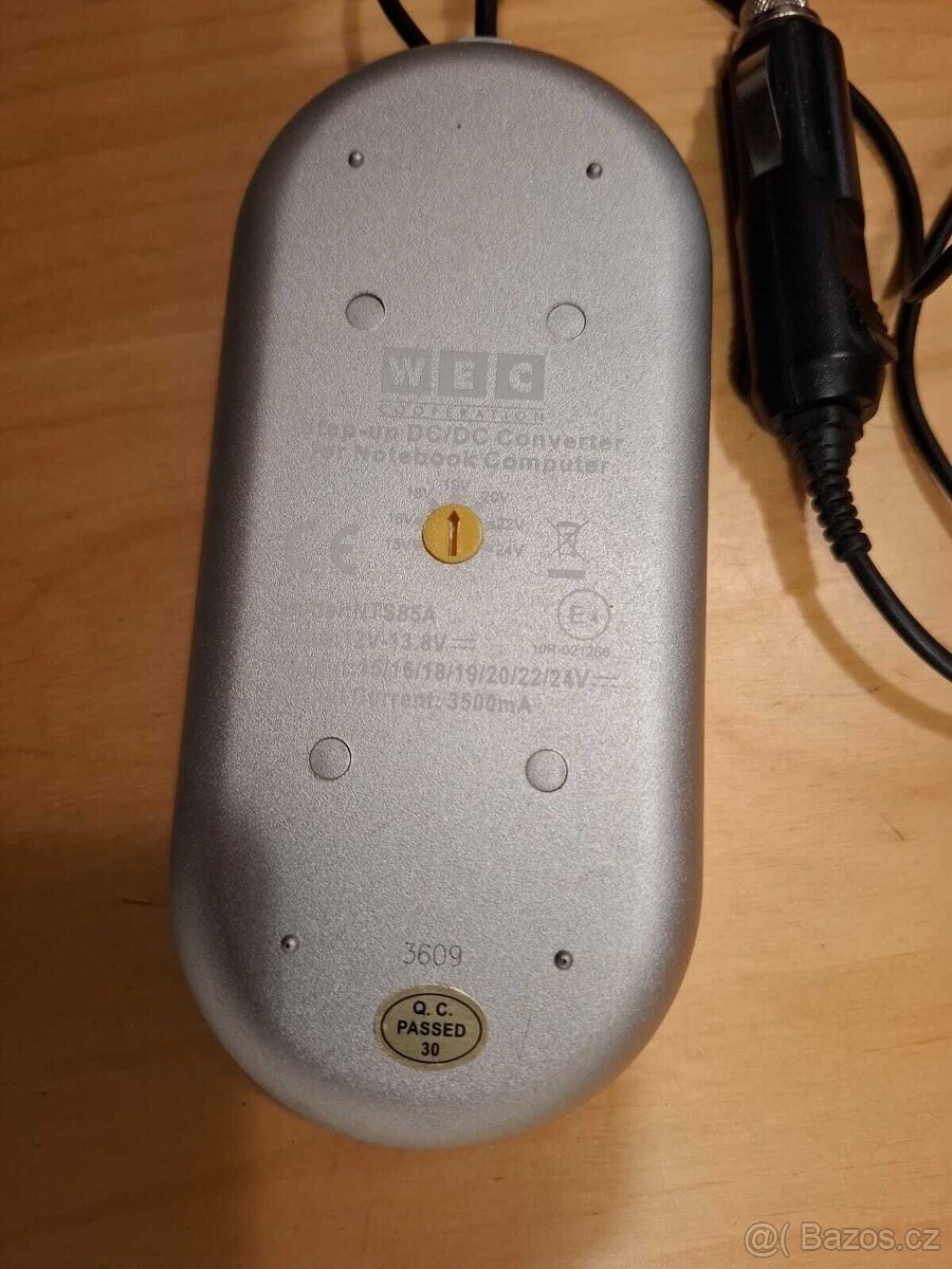 Univerzální napájecí adaptér do auta 85W