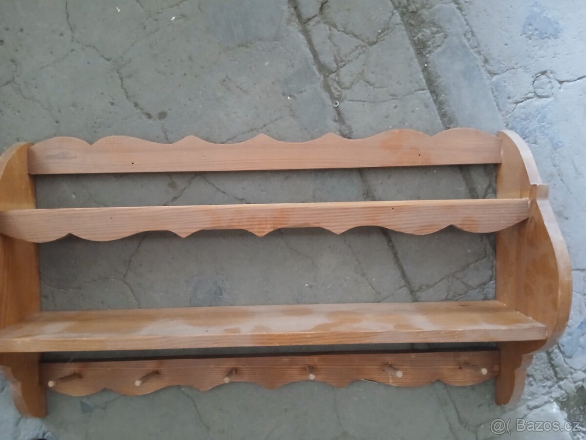 Dřevěná polička na zeď