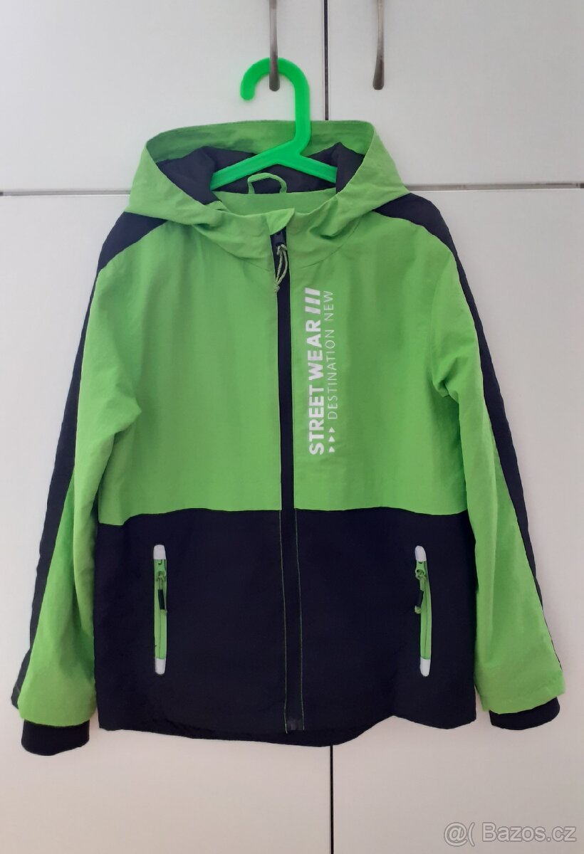 Lehká šusťáková bunda s kapucí