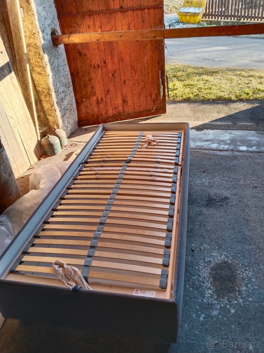 Polohovatelná postel Salina