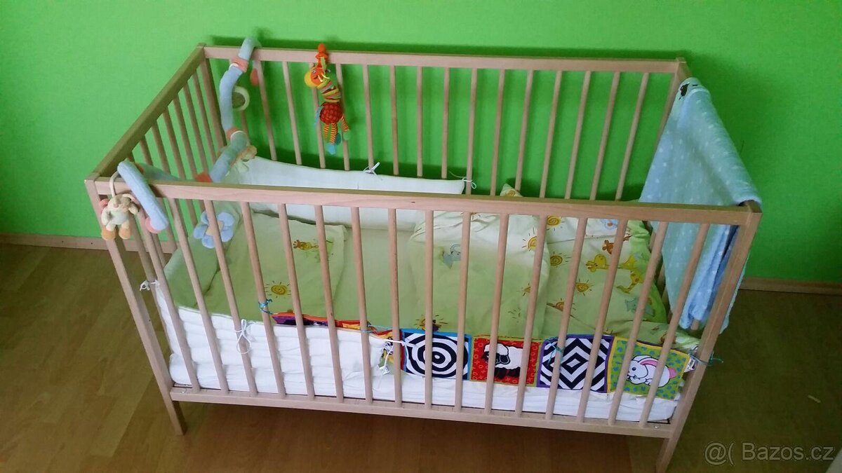 Dětská postýlka včetně matrace,s kolečky