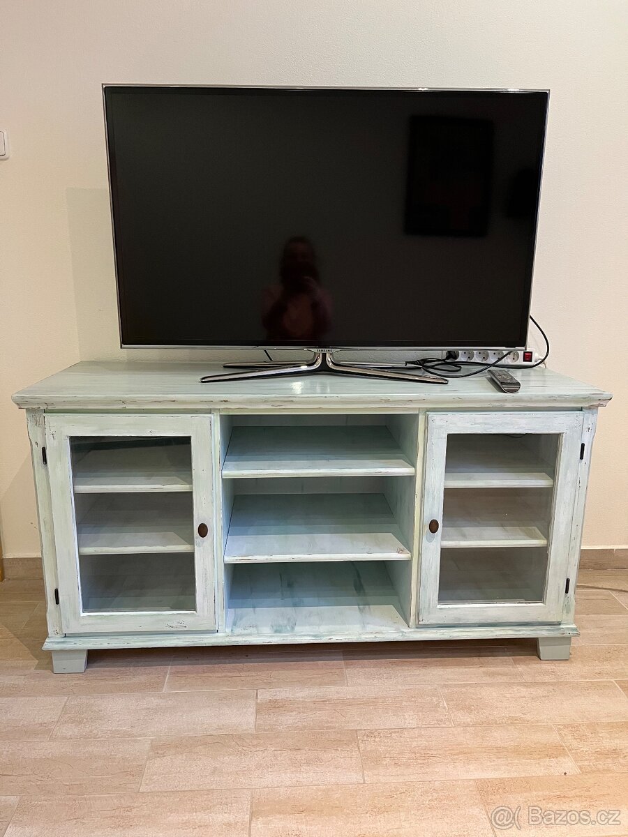Patinovaná masiv skříňka pod TV nebo jako komoda